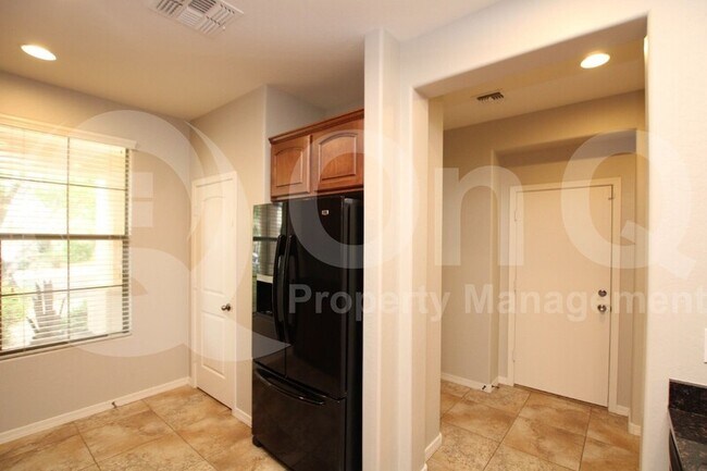 Building Photo - 4458 E Melrose St