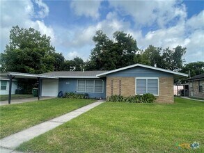 Building Photo - 910 Fern Ln