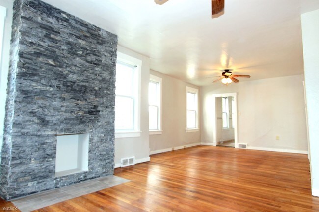 Building Photo - 3 br, 1 bath Duplex - 2359 Tilbury Ave
