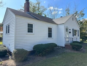 Building Photo - 711 E 7th St