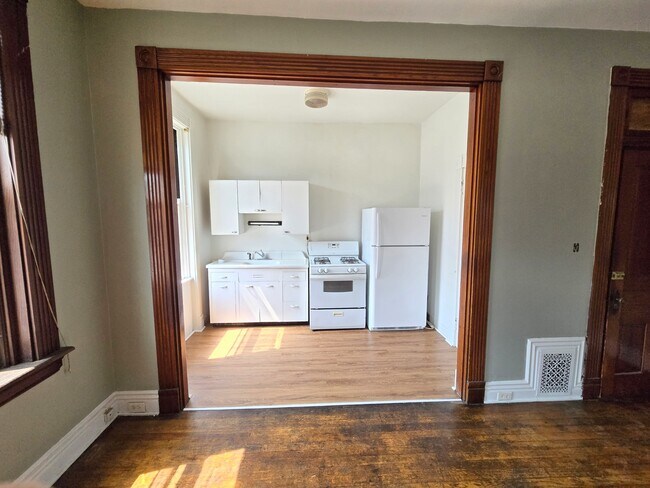 Kitchen - 318 W McMillan St