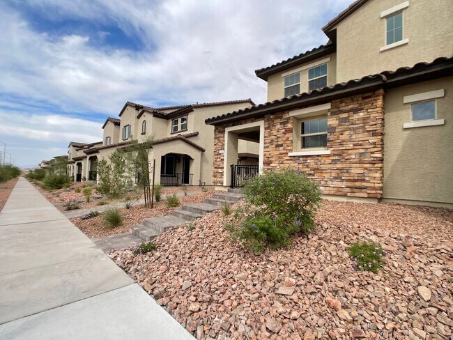 Building Photo - 3 bed 2.5 bath 2 car garage townhouse with...