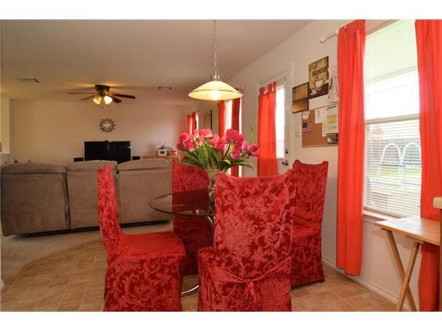 Foto del edificio - Large 2 story - Hunters Crossing - Fresh P...