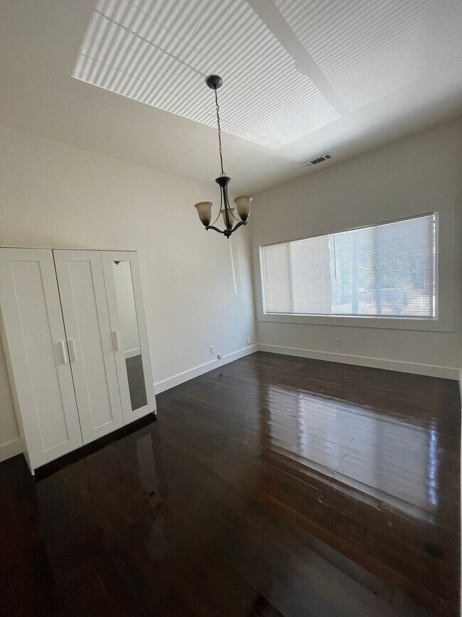 Building Photo - 1/2 Off First Month's Rent, 3Bdrm, 1Bath