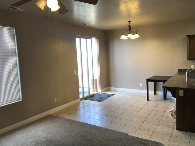 Foto del edificio - "Spacious 3-Bed Townhouse with 2.5 Baths i...