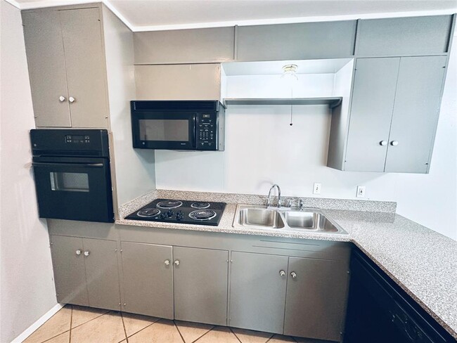 Building Photo - 601 W 11th St