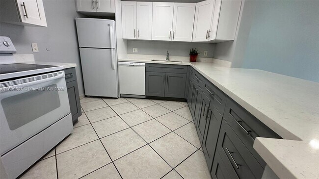 Building Photo - 10425 SW 112th Ave