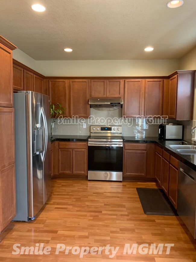 Building Photo - A well condition single house with NEW Carpet located on SE Portland.