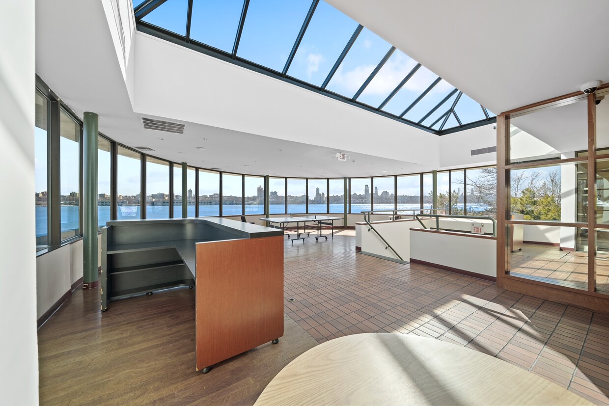 Photo - 1055 River Rd (Edgewater, NJ)