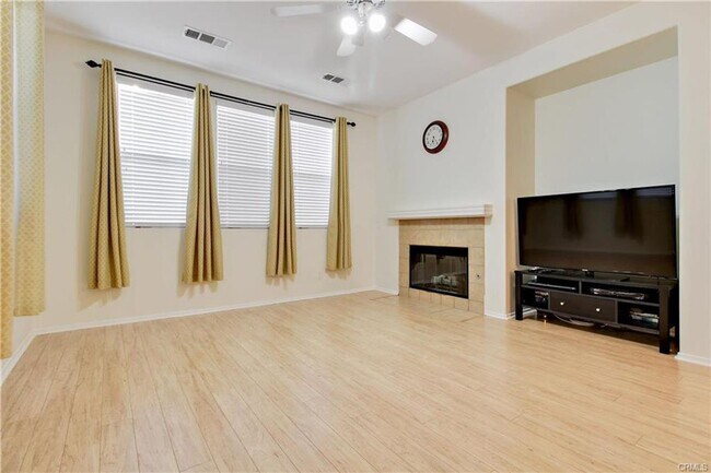 Foto del edificio - AVAILABLE! Pool Townhome/ Murrieta 2BR + Office, 2 Car Attached Garage