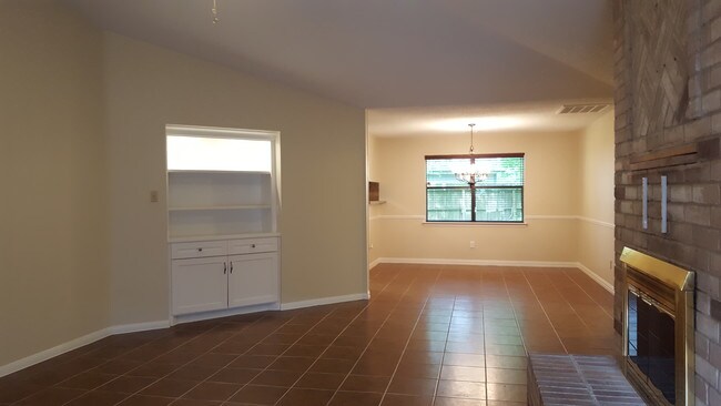 Foto del edificio - 2102 Rolling Glen Dr