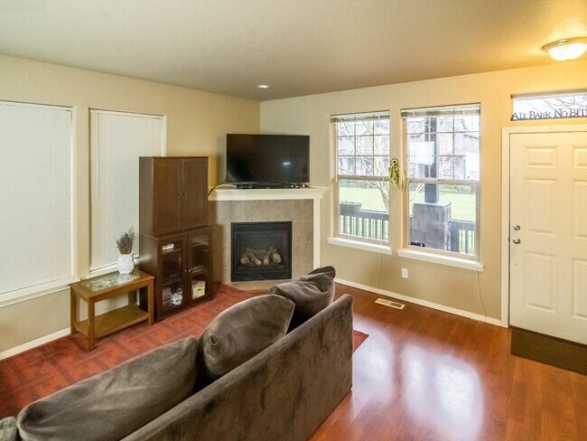 Foto del edificio - Fabulous 2 Bedroom 2.5 Bathroom Townhome with Vaulted Ceilings, Private Yard & Spacious Tandem Ga...