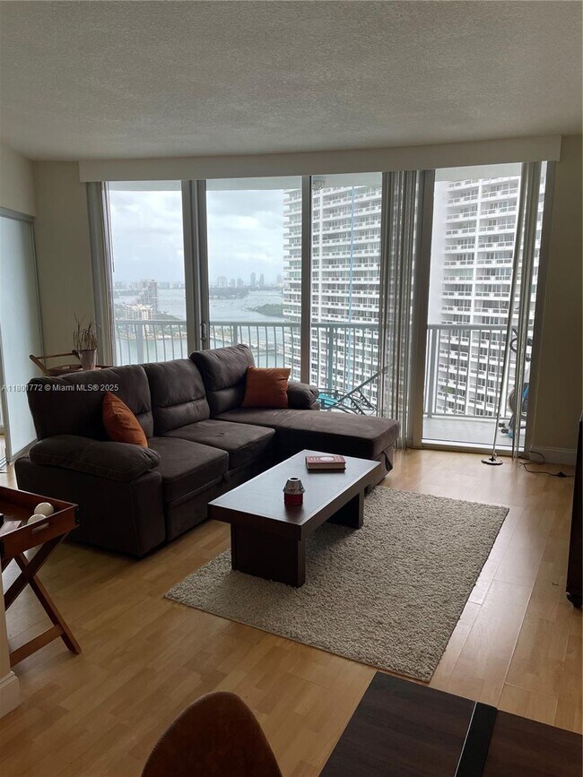 Building Photo - 1750 N Bayshore Dr