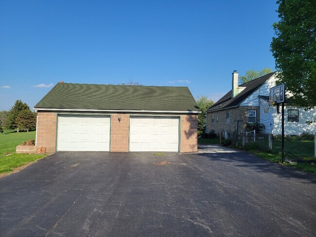 Foto del edificio - 848 Stone Hill Rd
