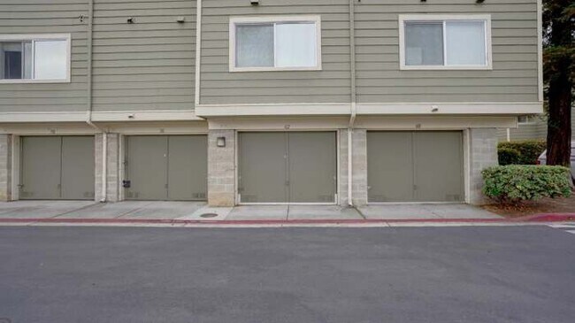 Building Photo - 42 Castlecrest Dr