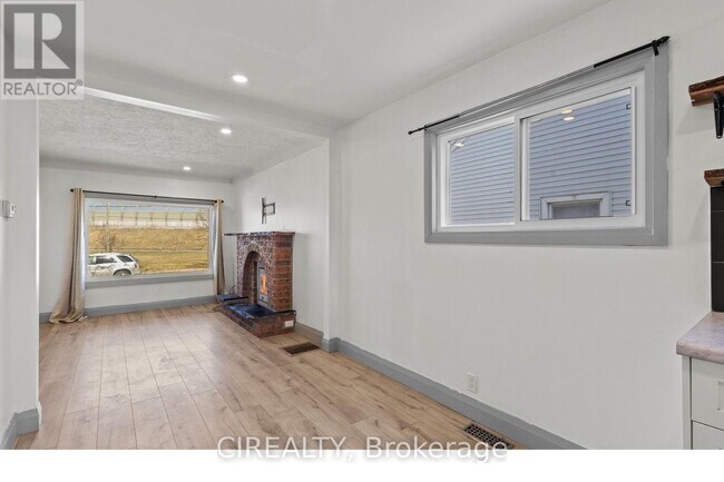 Building Photo - 14 Elmwood Ave