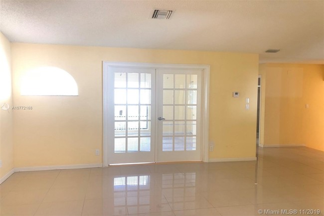 Foto del edificio - 339 Ives Dairy Rd