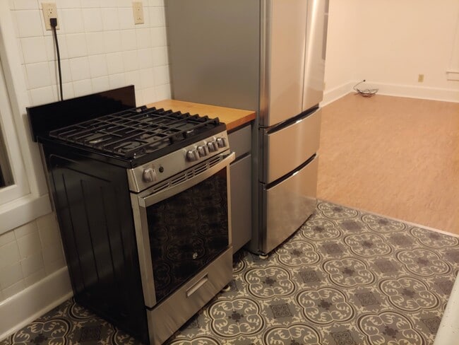 Kitchen - 704 S Broadway Ave