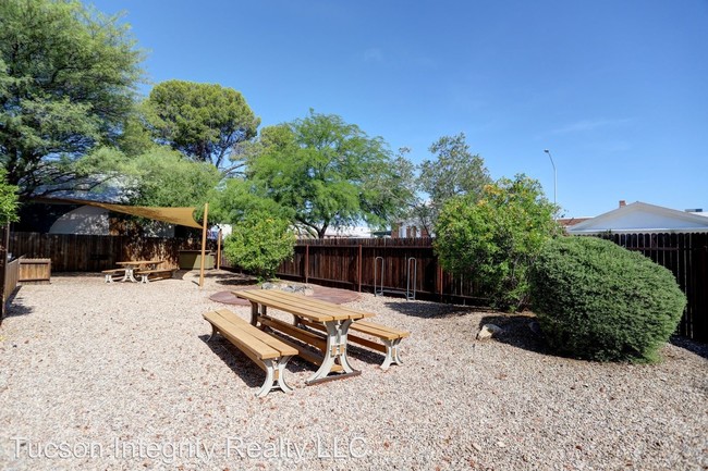 Foto del edificio - 5 br, 2 bath Room For Rent - 1065 N. 3rd Ave