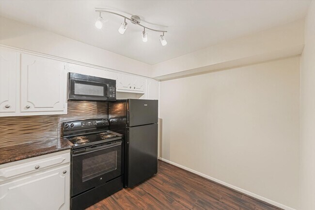 Foto del edificio - Updated 2-Bed, 2.5-Bath Condo in Sought-Af...
