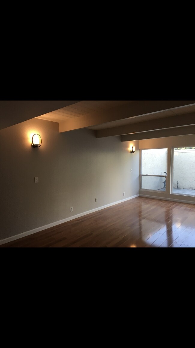 Building Photo - 507 N Cascade Terrace