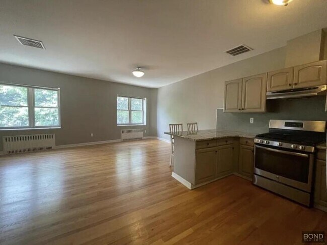 Foto del edificio - 3 bedroom in Queens NY 11418
