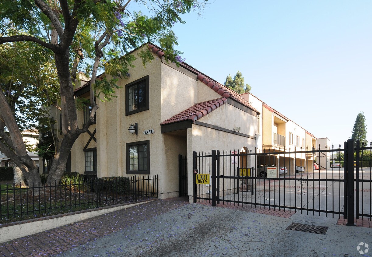 Building Photo - 9323 Ramona Blvd