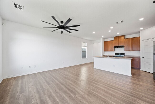 Building Photo - 4 Bedroom 2.5 Bathroom located in Overlook...