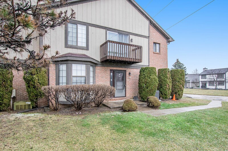 Primary Photo - 71 Meadow Wood Dr