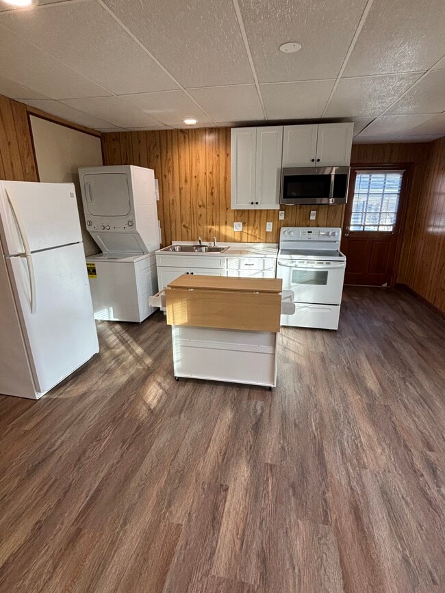 Cocina y lavadora/secadora - 8411 Shannon Rd