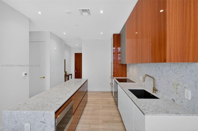 Foto del edificio - 2655 S Bayshore Dr