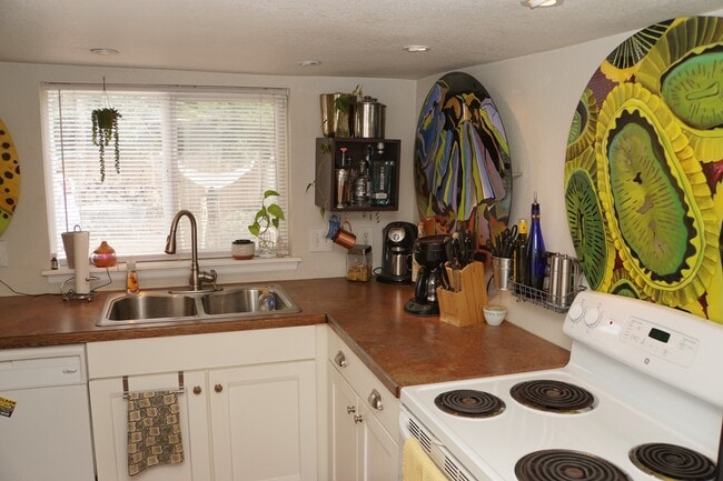 Building Photo - 7 5th Ave