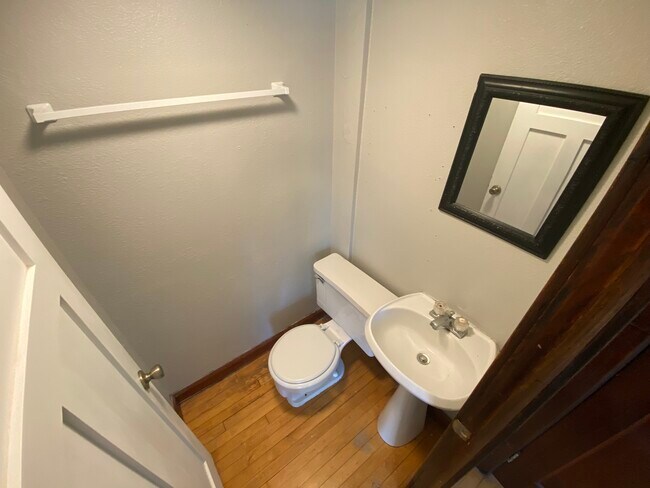 Foto del edificio - Stunning 4br 2ba in the Heart of Bayview !