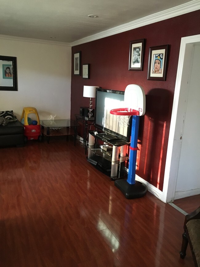 Clean Units - 11041-11043 Sherman Way