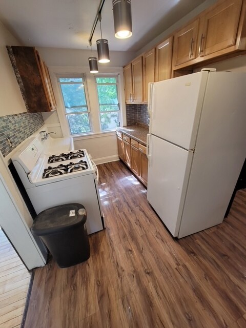 kitchen - 757 Rose Ave E