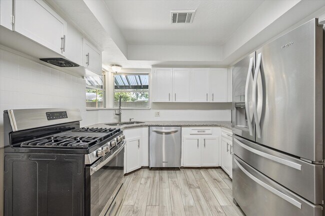 Foto del edificio - 6136 Birdwood Rd