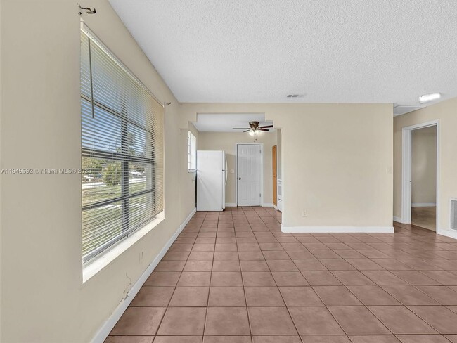 Foto del edificio - 5611 SW 38th St