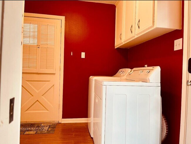 Foto del edificio - 5510 Pine Arbor Dr