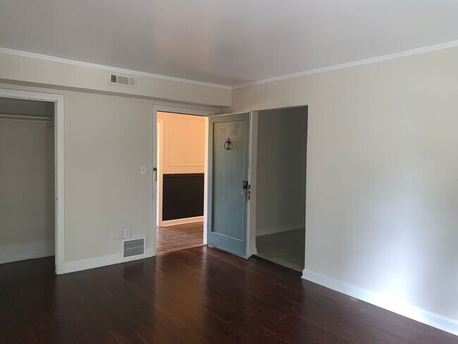 Building Photo - One Bedroom in Jefferson Park