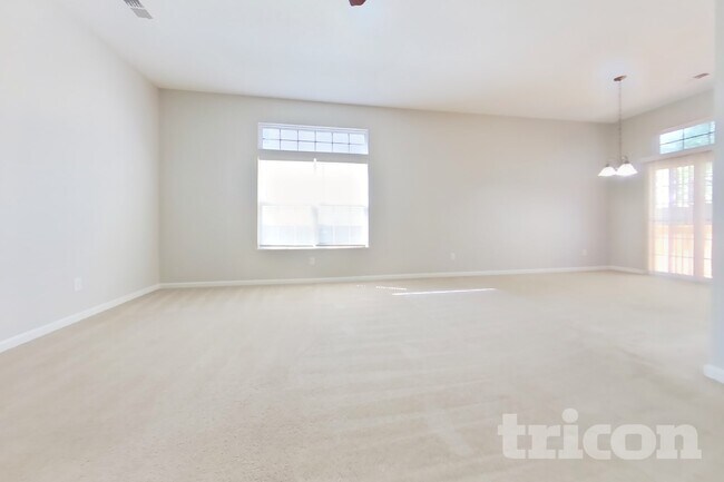 Foto del edificio - 319 Quiet Grove Ln