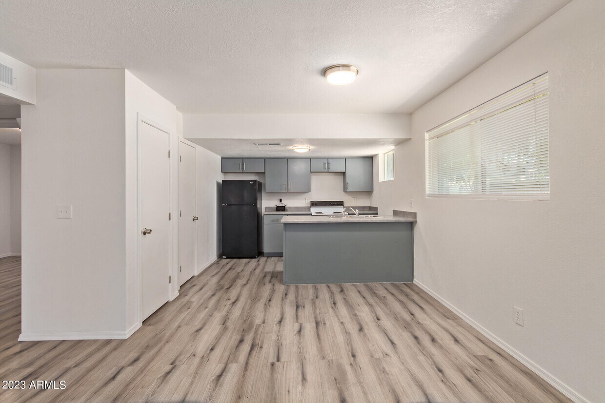 Primary Photo - 2633 W Ocotillo Rd