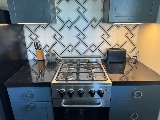 Foto del edificio - Adorable Garage Apartment Living in the Riverside Community