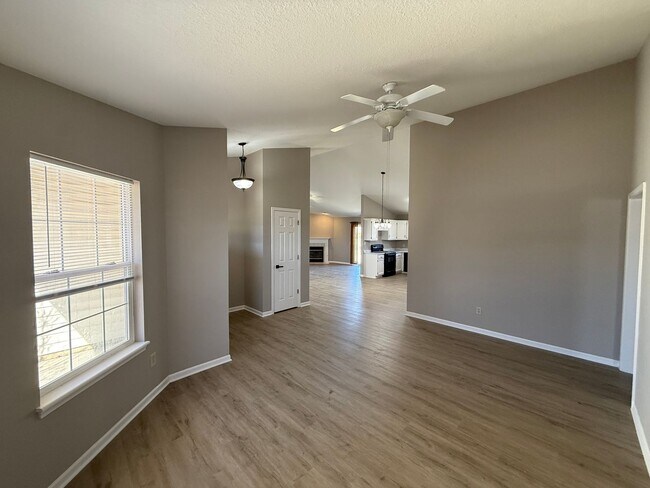 Building Photo - 621 Mission Hill Dr