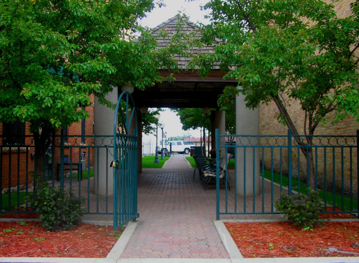 Court Yard - 218 Jefferson St S