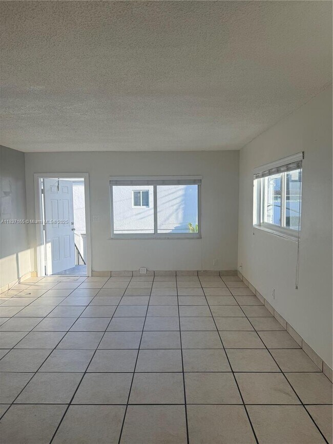 Foto del edificio - 715 NE 2nd Ave