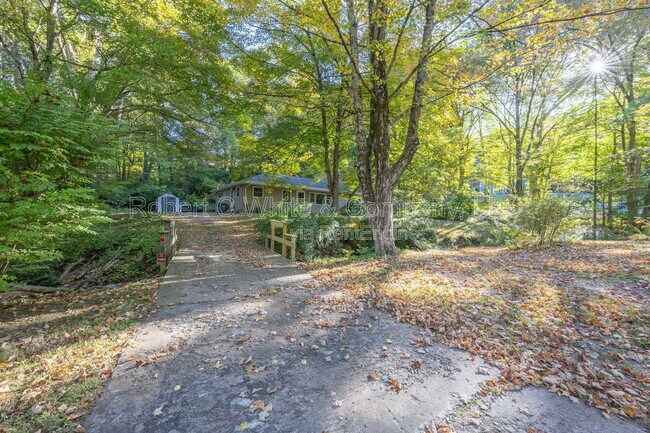 Foto del edificio - 451 Birch Mountain Rd