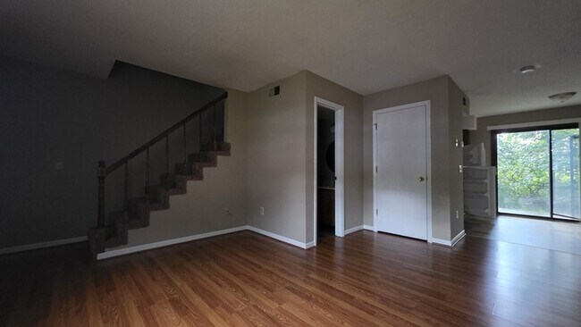 Foto del edificio - Renovated townhome in Linden Square.