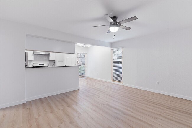 Building Photo - Newly Renovated 2/1 Apartment in East Austin