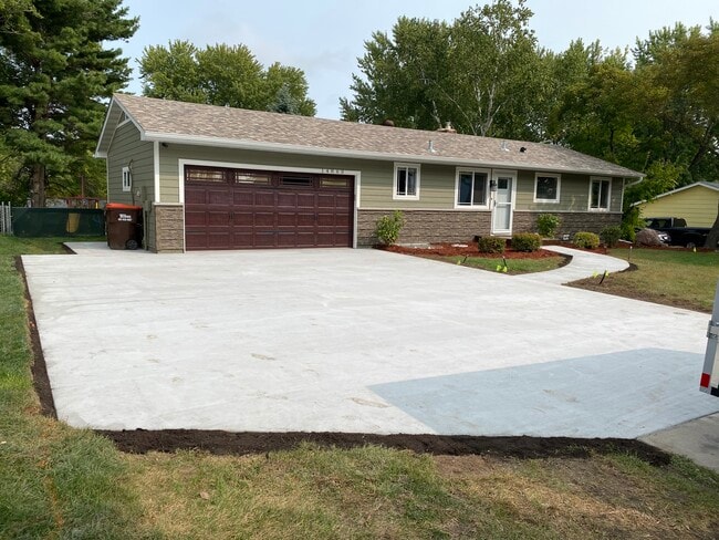 Building Photo - 14860 Upper 55th St N