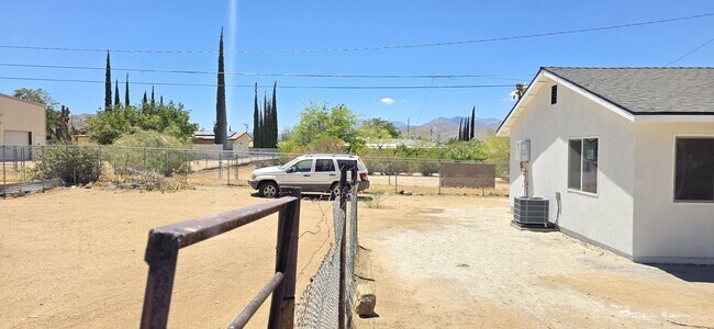 Foto del edificio - 7616 Barberry Ave